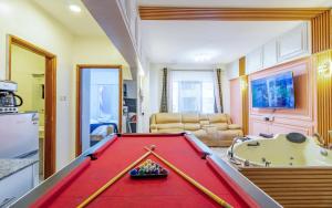 Couple in a Hot tub,Pool table,Karaoke,Cappuccino Bar,10min to JKIA,5min to SGR,close to National park,Gateway mall & foodplus