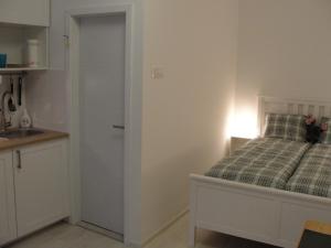 Studio apartment - Green door