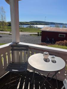 Sjönära stuga i flogned