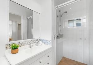 Entire 4 bedroom House easy to BNE & Gold Coast