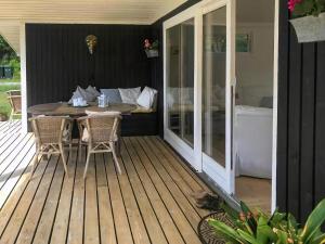 Summer House With Outdoor Shower Near Fårevejle