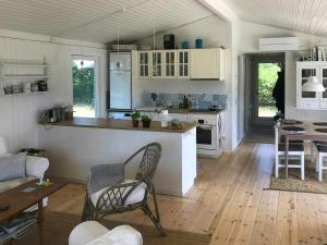 Summer House With Outdoor Shower Near Fårevejle