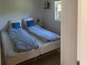 Summer House With Outdoor Shower Near Fårevejle