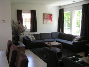 Spacious Holiday Park Villa for 10