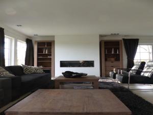 Spacious Holiday Park Villa for 10