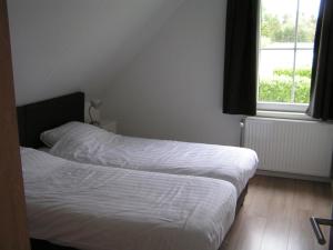 Spacious Holiday Park Villa for 10