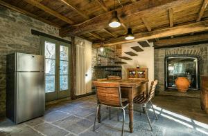 1800S Stone House With Hot Tub And River Access