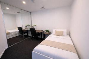 Skyline & Sunshine - 3BR Waterfront Apt in Biggera