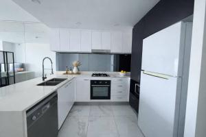 Skyline & Sunshine - 3BR Waterfront Apt in Biggera