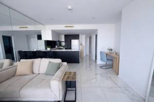 Skyline & Sunshine - 3BR Waterfront Apt in Biggera