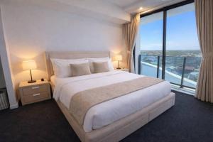 Skyline & Sunshine - 3BR Waterfront Apt in Biggera