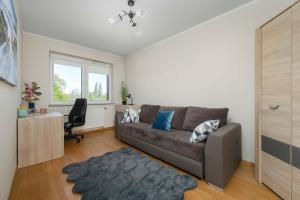 Rodzinny Apartament z Dwiema Sypialniami i Balkonem we Wrocławiu by Noclegi Renters