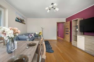 Rodzinny Apartament z Dwiema Sypialniami i Balkonem we Wrocławiu by Noclegi Renters