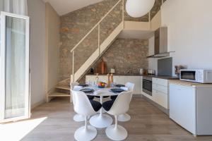 Atypical - 3Br Apartment with Mezzanine City Centre