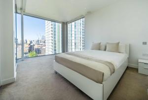 Aldgate Apartment with Balcony in Zone 1 London