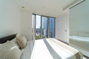 Aldgate Apartment with Balcony in Zone 1 London