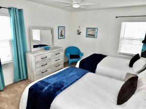 Walk to Beach Tropical Patio Sleeps 5
