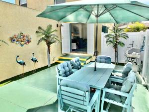 Walk to Beach Tropical Patio Sleeps 5