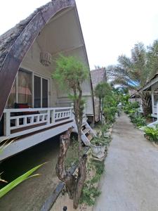 The Happy Heartbeat Resort & Bungalows Gili T