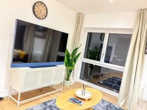 City Centre - Apt - Sleeps4 - Canal View - Parking