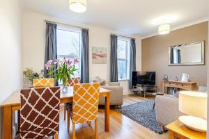Spacious 2 Bedroom Apt with Balcony