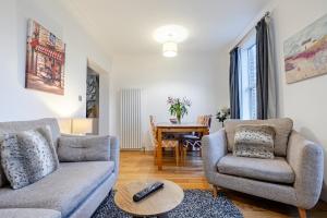 Spacious 2 Bedroom Apt with Balcony