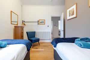 Spacious 2 Bedroom Apt with Balcony