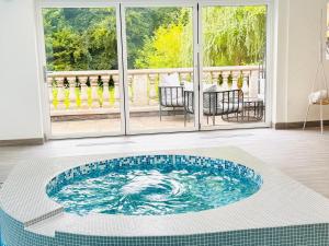 Luxury Ascot Indoor Heated Pool & Wellness Bubble Spa