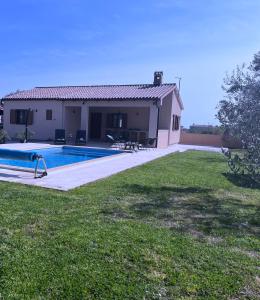 House Nina with heated pool near Pula
