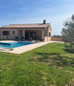 House Nina with heated pool near Pula