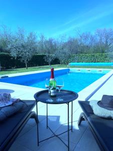 House Nina with heated pool near Pula