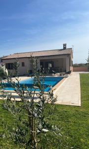 House Nina with heated pool near Pula