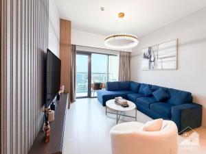 Downtown Luxury Apartment with balcony - Walk to Dubai Mall
