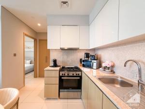 Downtown Luxury Apartment with balcony - Walk to Dubai Mall