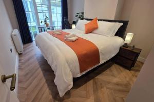 Central Brighton Getaway, Walk to Beach - sleeps 4