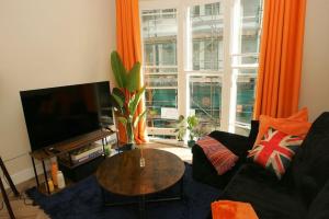 Central Brighton Getaway, Walk to Beach - sleeps 4