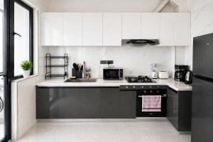 Chic Designer 2BR, Pool and Gym Kilimani