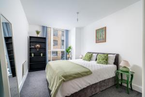 Luxury 2BR City Oasis with Private Balcony and Walk to Tower Bridge