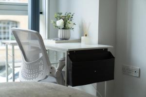 Luxury 2BR City Oasis with Private Balcony and Walk to Tower Bridge