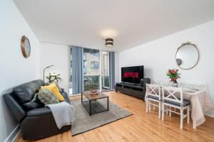 Luxury 2BR City Oasis with Private Balcony and Walk to Tower Bridge