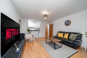 Luxury 2BR City Oasis with Private Balcony and Walk to Tower Bridge