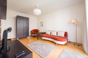Metro Młynów Cosy Apartment by BookingHost