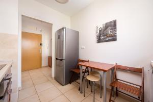 Metro Młynów Cosy Apartment by BookingHost