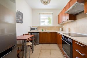 Metro Młynów Cosy Apartment by BookingHost
