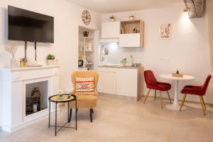Piave suite | Modern studio con balcone in corte storica