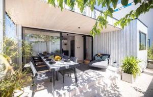 Mobile villa by the sea with a pool