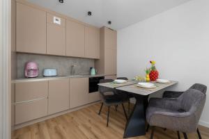 Stylowy Apartament z Parkingiem i Basenem Blisko Plaży by Renters Prestige