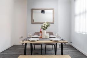 Ocean Stays- Near Anfield-Sleeps 7-Parking