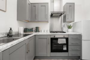 Spacious House Near Anfield-Sleeps 7- Parking