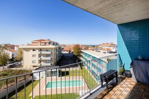 Blue Breeze Espinho | Pool View, Gym & Balcony